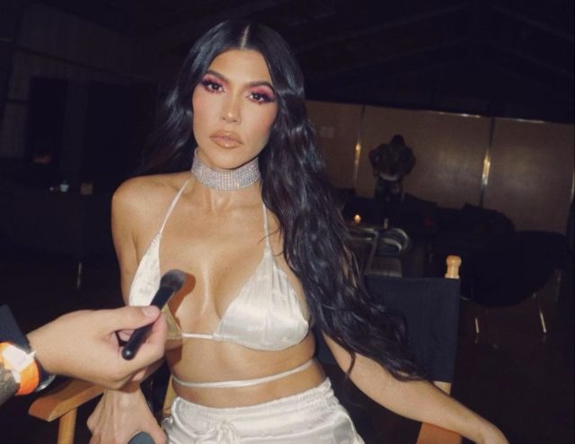 Эффектно: Кортни Кардашьян появилась в полупрозрачном платье 