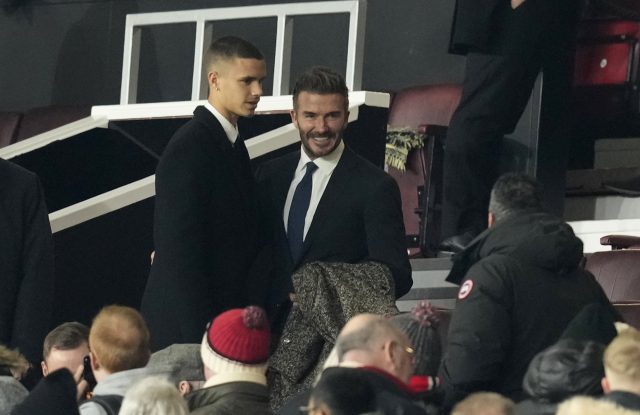 Копия папы: Дэвид Бекхэм вместе с сыном Ромео посетил футбольный матч