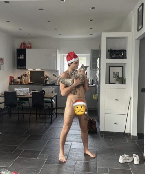 Обнаженный Дамиано Давид и Тина Кунаки с парнем-роботом: самые странные рождественские фото звезд