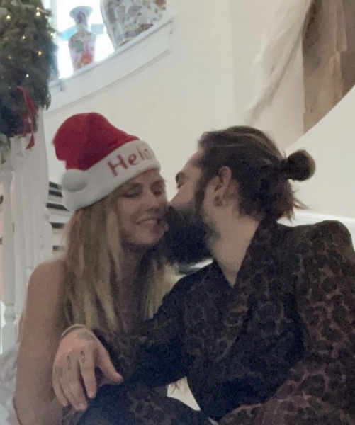 Обнаженный Дамиано Давид и Тина Кунаки с парнем-роботом: самые странные рождественские фото звезд