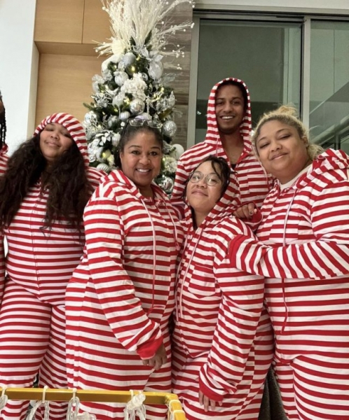 Обнаженный Дамиано Давид и Тина Кунаки с парнем-роботом: самые странные рождественские фото звезд