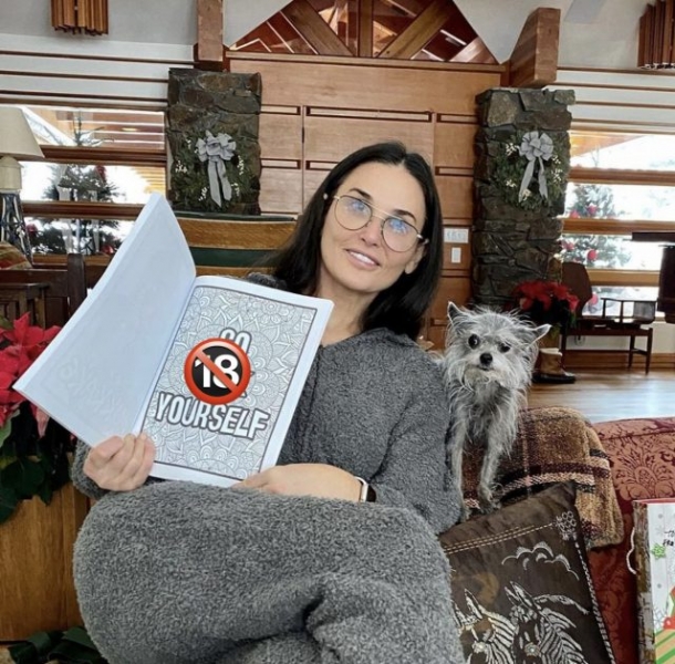 Обнаженный Дамиано Давид и Тина Кунаки с парнем-роботом: самые странные рождественские фото звезд