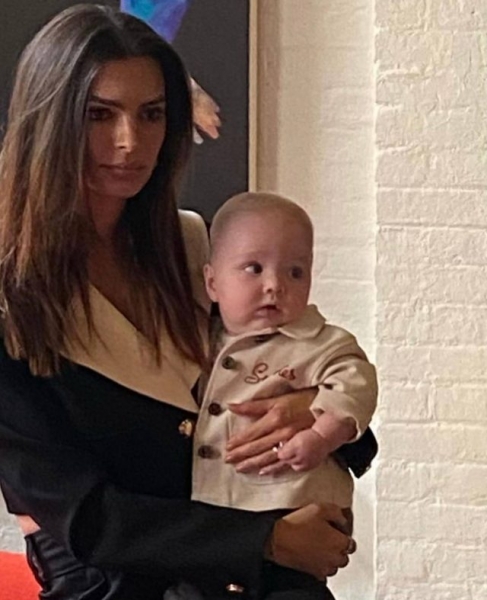 Первая фотосессия: Эмили Ратаковски позирует с восьмимесячным сыном