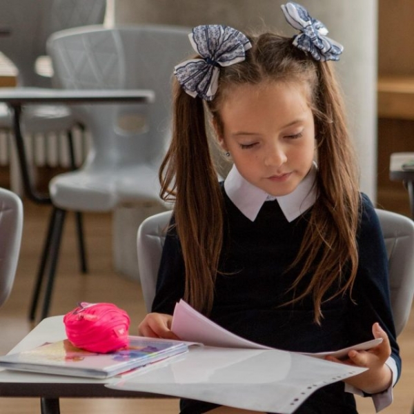 Платье Круэллы, двухметровый торт и звездные гости: как дочка Филиппа Киркорова встретила 10-летие 