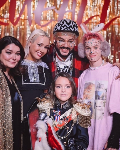 Платье Круэллы, двухметровый торт и звездные гости: как дочка Филиппа Киркорова встретила 10-летие 