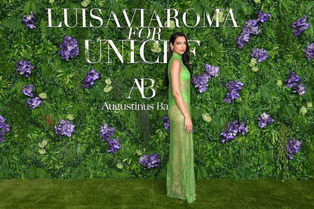 После расставания с Анваром Хадид: Дуа Липа вышла в свет в голом платье