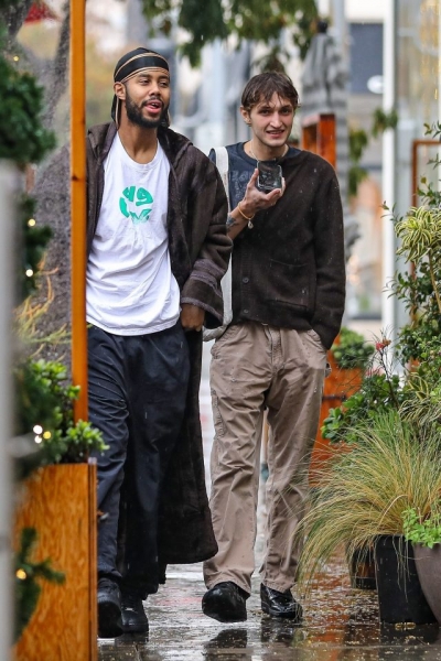 После расставания с Дуа Липой: Анвар Хадид весело проводит время с другом