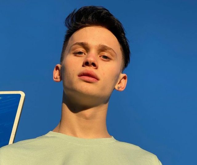 Приемные родители Дани Милохина впервые рассказали о жизни с тиктокером