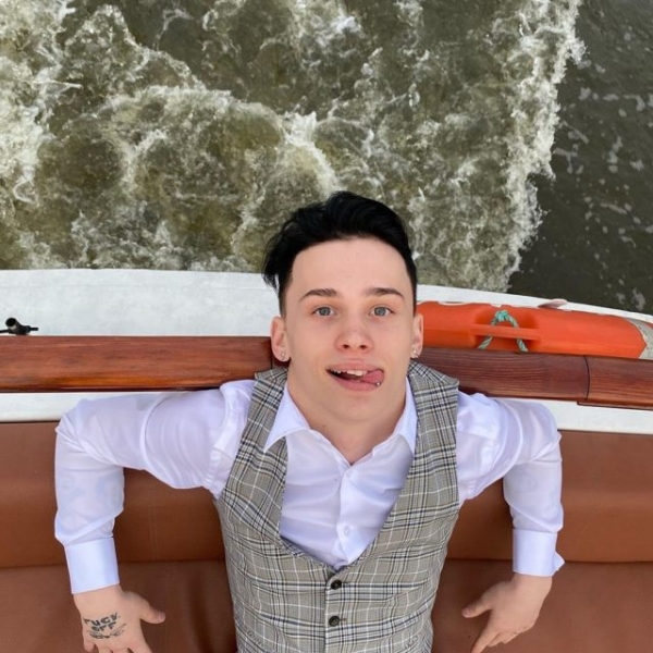 Приемные родители Дани Милохина впервые рассказали о жизни с тиктокером