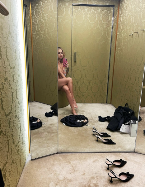 Рита Ора полностью обнажилась перед камерой