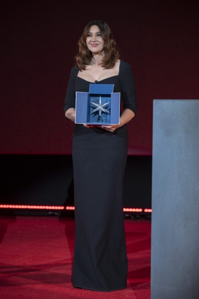 Шикарный образ: 57-летняя Моника Беллуччи появилась в облегчающем платье 