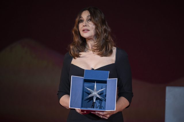 Шикарный образ: 57-летняя Моника Беллуччи появилась в облегчающем платье 