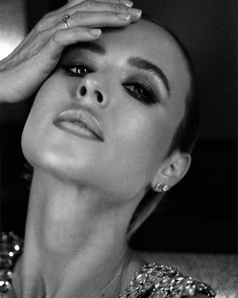 В длинных перчатках и с откровенным разрезом: Мирослава Карпович восхитила подписчиков новыми фото