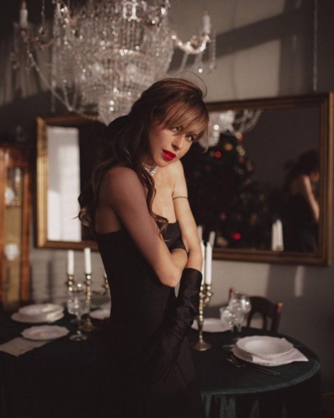 В длинных перчатках и с откровенным разрезом: Мирослава Карпович восхитила подписчиков новыми фото