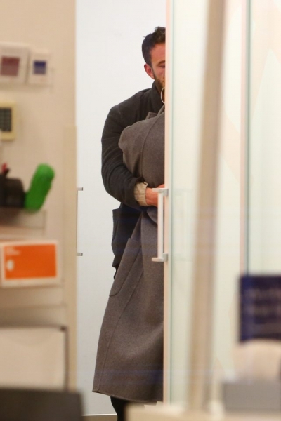 В парных аутфитах: Джей Ло и Бен Аффлек целуются во время шопинга