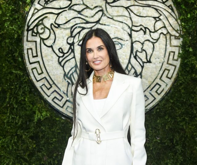 В пиджаке на голое тело: откровенный образ 59-летней Деми Мур