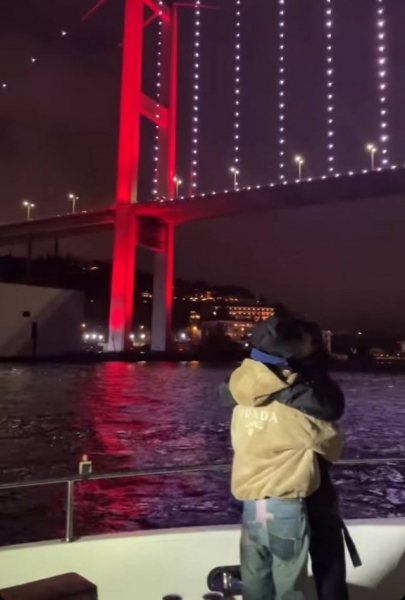 Все-таки вместе: Слава Марлоу и Карина Карамбейби страстно целуются на яхте