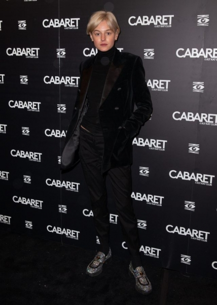 Жизнь после каминг-аута: Эмма Коррин вышла в свет в бархатном смокинге