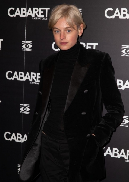 Жизнь после каминг-аута: Эмма Коррин вышла в свет в бархатном смокинге