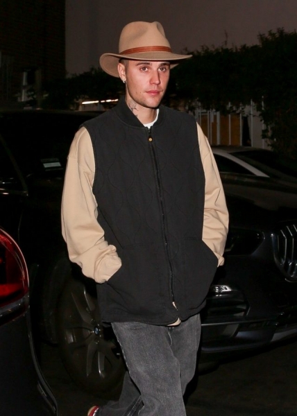 А где все-таки Хейли? Джастин Бибер проводит время в одиночестве