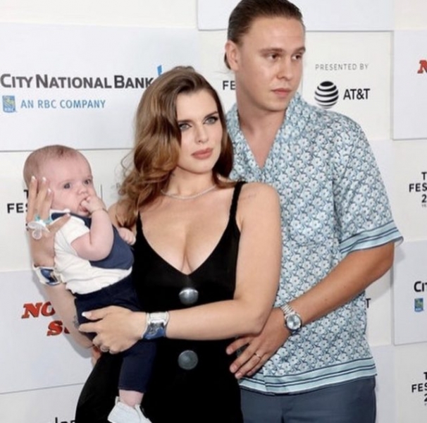 А с Канье все? Джулия Фокс поделилась фотографией с мужем и публично извинилась перед ним