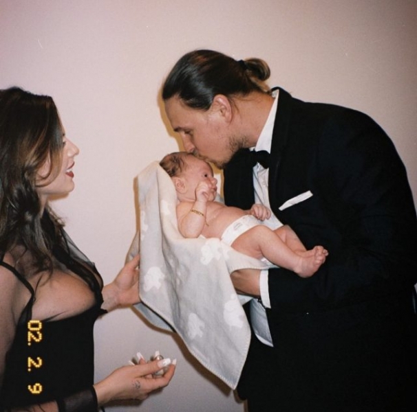 А с Канье все? Джулия Фокс поделилась фотографией с мужем и публично извинилась перед ним