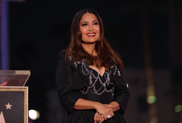 Без стеснений: 55-летняя Сальма Хайек позирует в купальнике