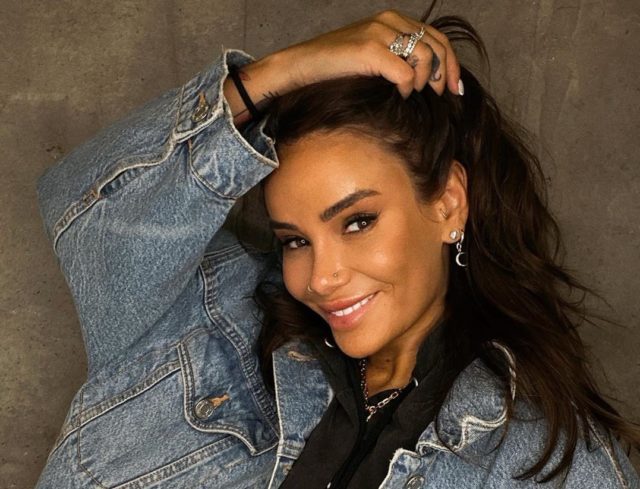 Больше не хочет быть Долматовой: Айза планирует сменить фамилию бывшего мужа