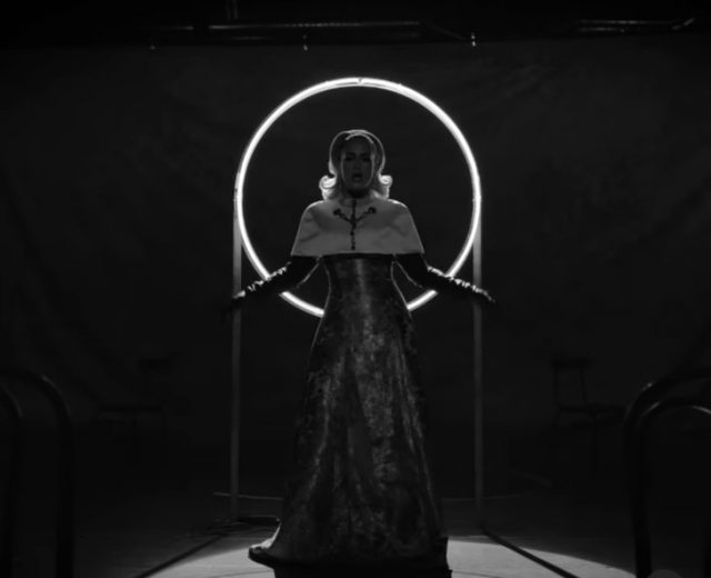 Ее Величество Адель: певица предстала в королевском образе и показала результат похудения