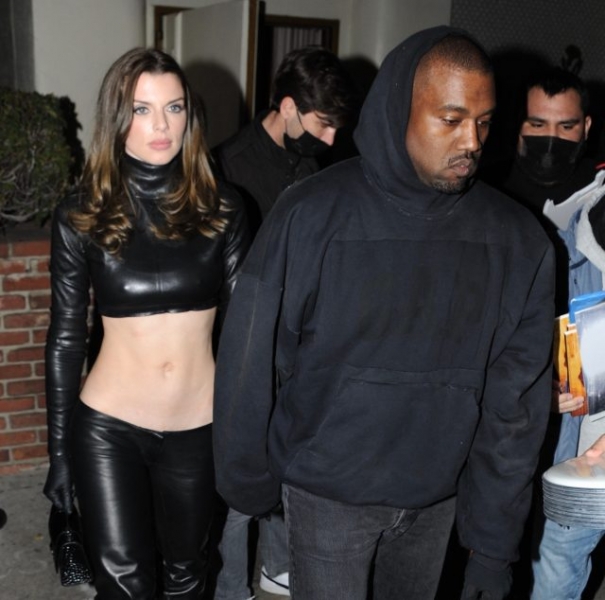 Экстремально низкая посадка и публичные поцелуи: Канье Уэст и Джулия Фокс на романтическом свидании 