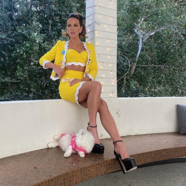 Экстремально высокие каблуки и экстремально короткая юбка: 48-летняя Кейт Бекинсейл точно знает секрет молодости