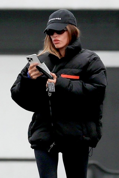 Как носить пуховик и выглядеть стильно? Показывает Хейли Бибер