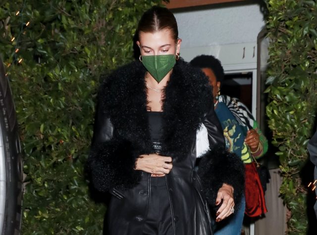 Кожаное пальто и туфли с острым мысом: Хейли Бибер демонстрирует идеальный образ для выходных 