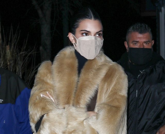 Модная провокация: Кендалл Дженнер вышла на ужин в экстремальном мини