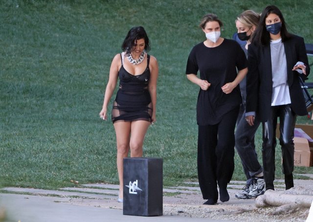 Найдите отличия: поклонники не узнали Кортни Кардашьян без фотошопа