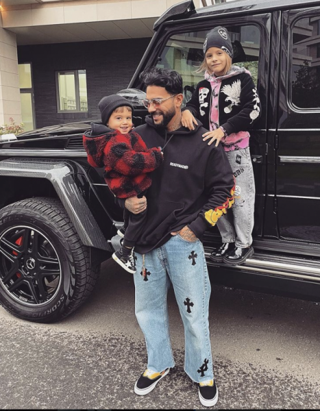 «Наслаждаюсь временем пока ты еще маленький»: Тимати поделился трогательным видео с сыном