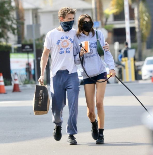 Не скрывая чувств: Кайя Гербер мило обнимается со своим новым парнем на прогулке