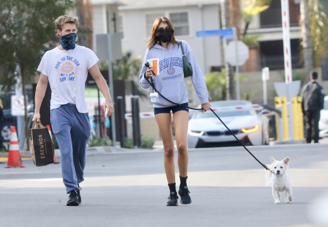 Не скрывая чувств: Кайя Гербер мило обнимается со своим новым парнем на прогулке