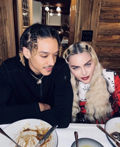 Неловко получилось: молодого бойфренда Мадонны перепутали с ее сыном