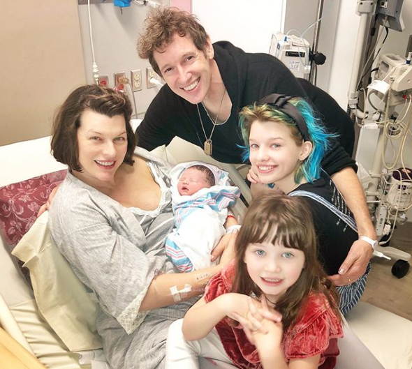 Невероятное сходство: Милла Йовович показала свою среднюю дочь