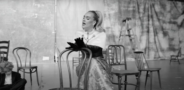 Новый черно-белый клип Адель снял российский кинооператор