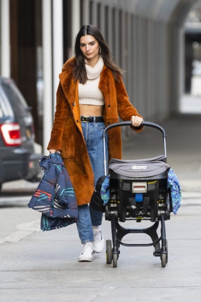 Оставаться стильной даже на прогулке с ребенком: Эмили Ратаковски всегда следует этому правилу 