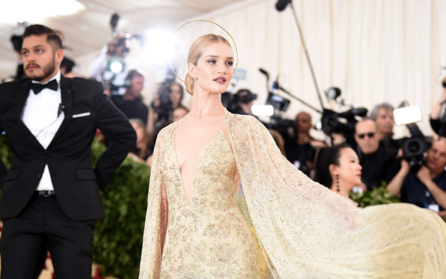 Оверсайз-жакет и платье: вдохновляемся стилем Роузи Хантингтон-Уайтли 