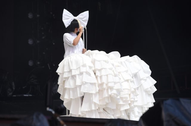 Певица Сия рассказала, что пыталась покончить собой после критики поклонников