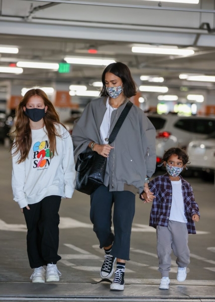 Редкий выход: Джессика Альба на семейном шоппинге со своими детьми