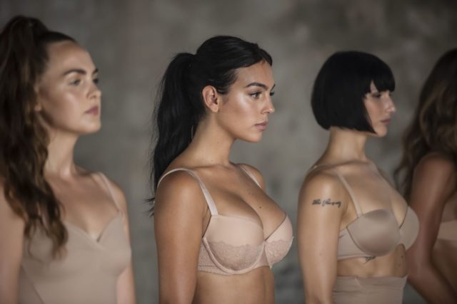 Счастливая мать, инфлюенсер и бизнес-леди: пользователи высмеяли новый сериал про возлюбленную Криштиану Роналду