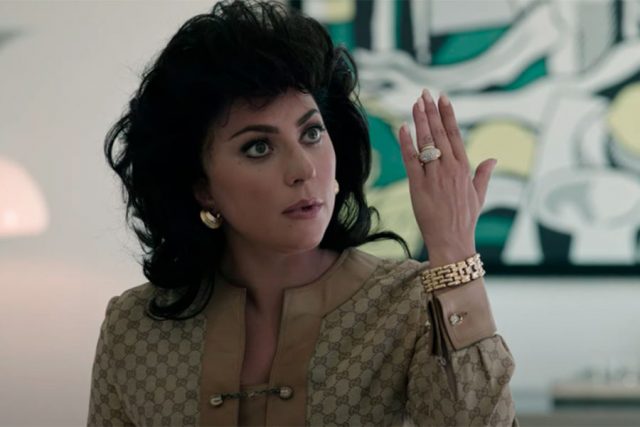 Такого мы точно не ожидали: режиссер вырезал постельную сцену Леди Гаги и Сальмы Хайек из «Дома Gucci»