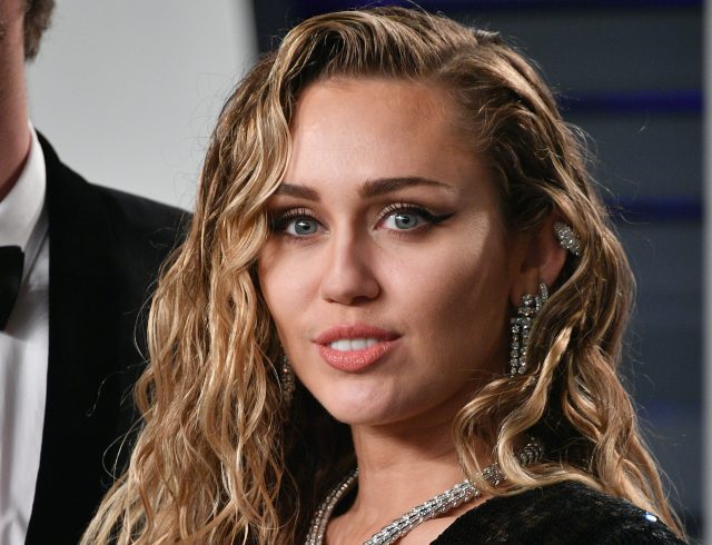 В TikTok нашли способ мыть волосы раз в месяц. Он правда работает?