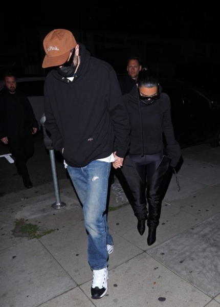 В удобных аутфитах на семейном ужине: как Ким Кардашьян и Пит Дэвидсон проводят время друг с другом