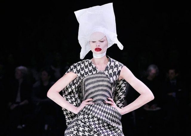 10 самых ярких макияжей с показов Александра Маккуина